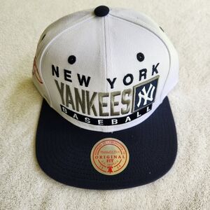 YANKEES|Mitchell & Ness|Official MLB Merchandise Snapback|White/Blue/Gray Color